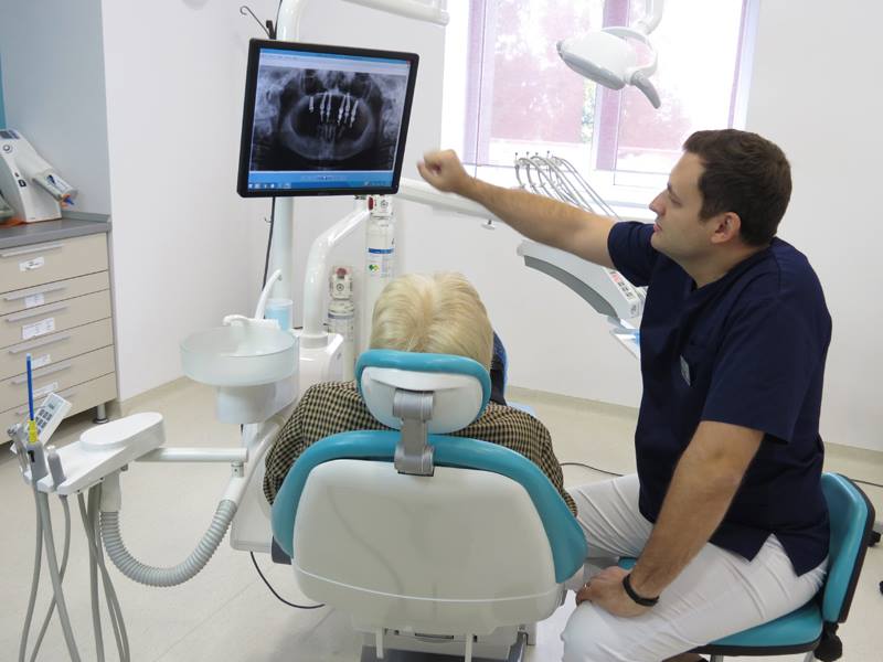Tot ce trebuie să știi despre operația de "descoperire" a implantului dentar