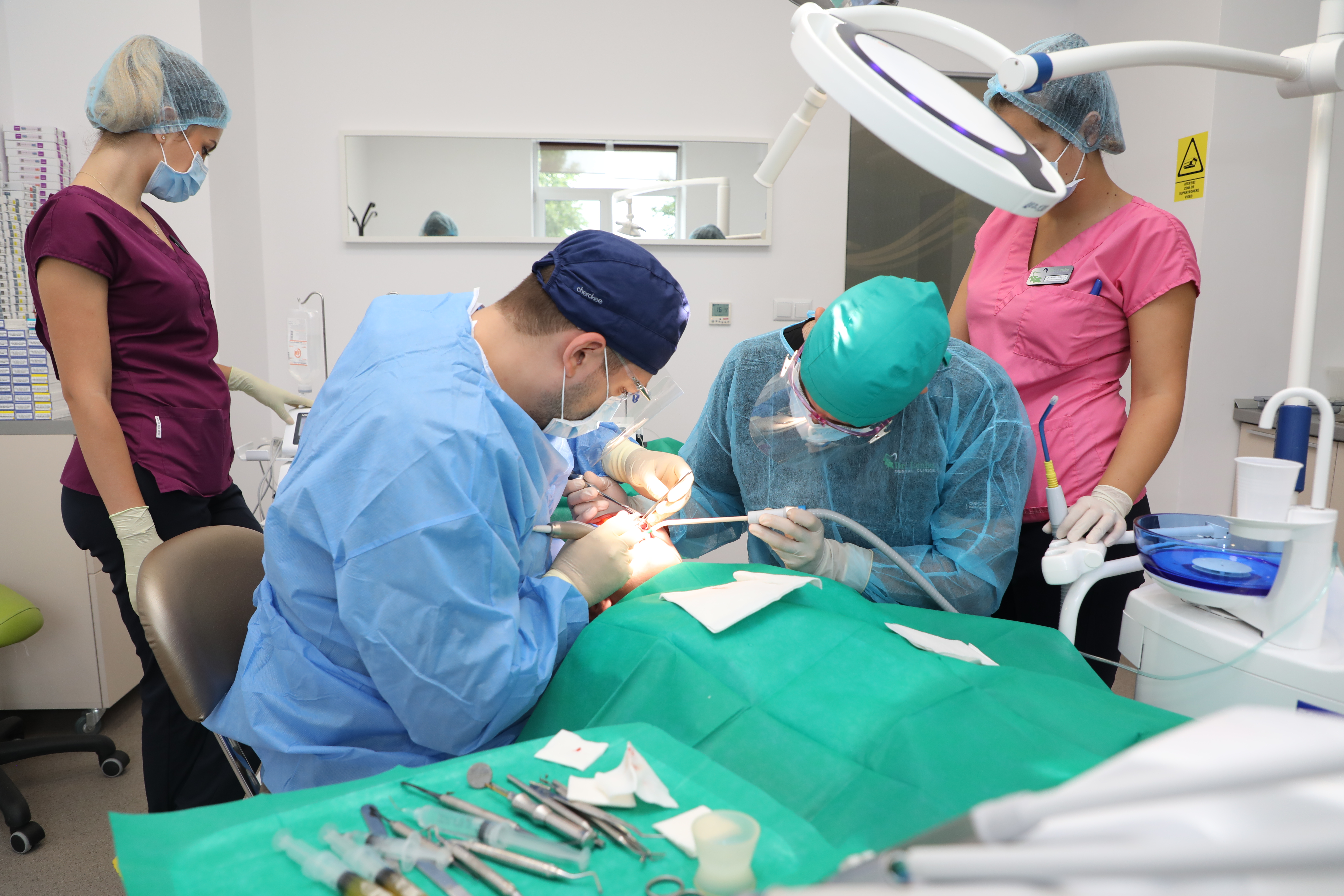 Ce înseamnă implanturile dentare Sky fast&fixed de la Bredent? Câte implanturi se inserează și cui se adresează acestea?