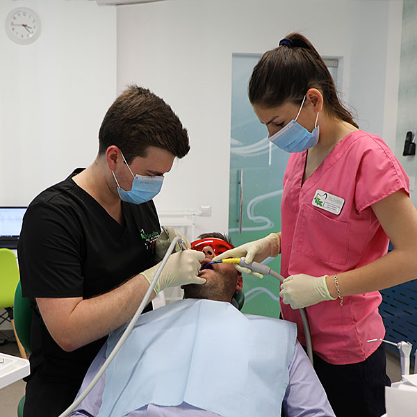 Detartraj dentar cu ultrasunete și periaj profesional Iași
