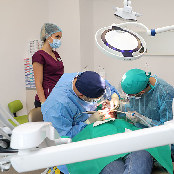 Echipa de medici dentisti in timpul unei interventii chirurgicale de inserare a implanturilor Sky Fast and Fixed de la Bredent