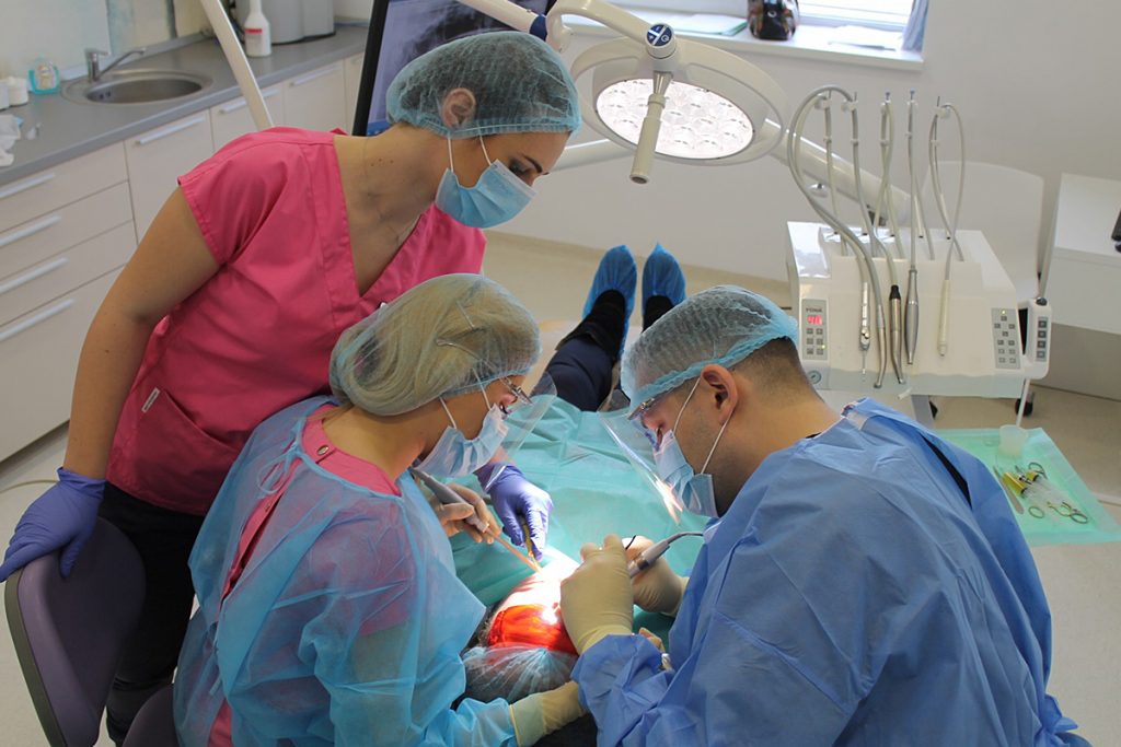 In cadrul cabinetelor clinicilor Dr Leahu, medicii specialisti acorda cea mai mare atentie cand vine vorba de protezele dentare mobile