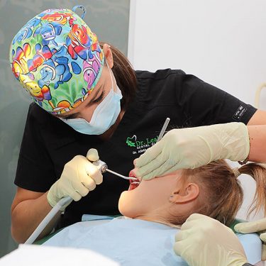 Medic stomatolog pediatru tratând o fetiță