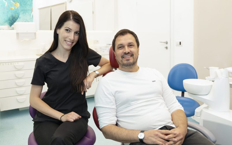 Medic stomatolog în stânga, pacient în dreapta, după tratamentul pentru parodontoză
