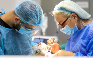 Etapele implantului dentar. Care sunt și cât durează intervenția?