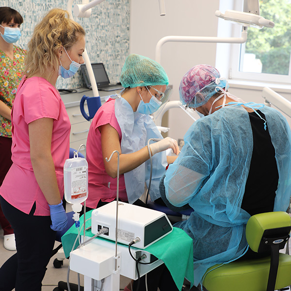 Implanturile zigomatice sunt montate de echipe de medici profesionisti