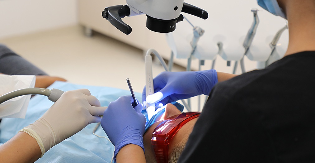 Tratamentul corect la microscop clinica Dr Leahu, scade riscul de a face sinuzita maxilară de cauză dentară