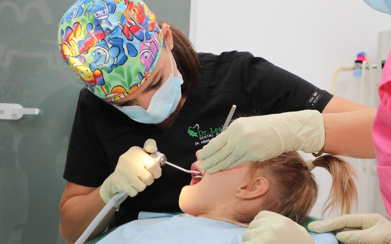 Medic stomatolog pentru copii in timpul unei sigilari dentare, o procedura dentara care previne problemele dentare, la un pret avantajos