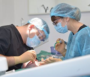 Medic si asistenta in timpul interventiei de inserare a unui implant dentar zirconiu White Sky de la Bredent