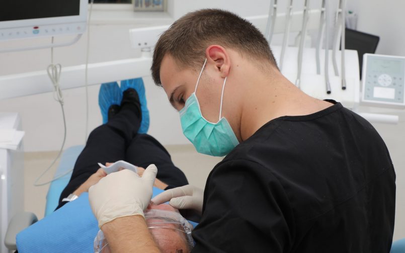 Caria dentară se poate reveni prin intermediul vizitelor regulate la medicul stomatolog.
