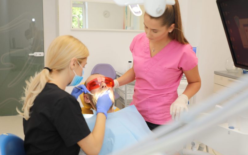 Cariile dentare tratate la timp în cabinetul stomatologic