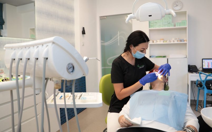 Boala parodontală se tratează doar în cabinetul stomatologic, de către medicii stomatologi