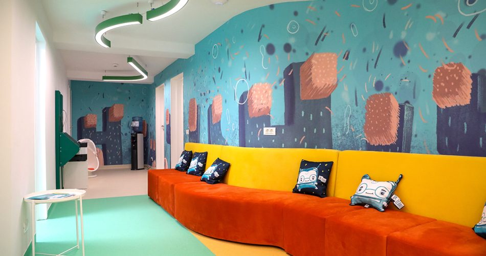Sala de asteptare colorata, din clinica stomatologica pentru copii, Academia Spatiala Dr. Leahu, cu personaje din Lumea lui TUTI, Dintișorul Zurliu, pe pereti si pe pernute