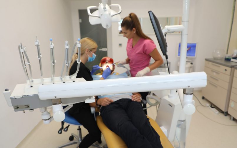 Coroane dentare consultatie cabinet stomatologic