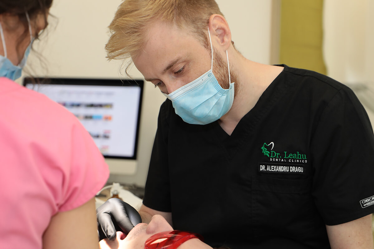 Dr. Alexandru Dragu alaturi de asistenta, in timpul tratamentului cu coroane dentare