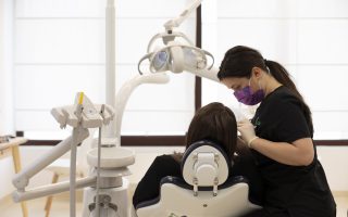 Importanța tratării cariilor dentare la timp, interviu cu Dr. Iulia Mihăilă, medic dentist