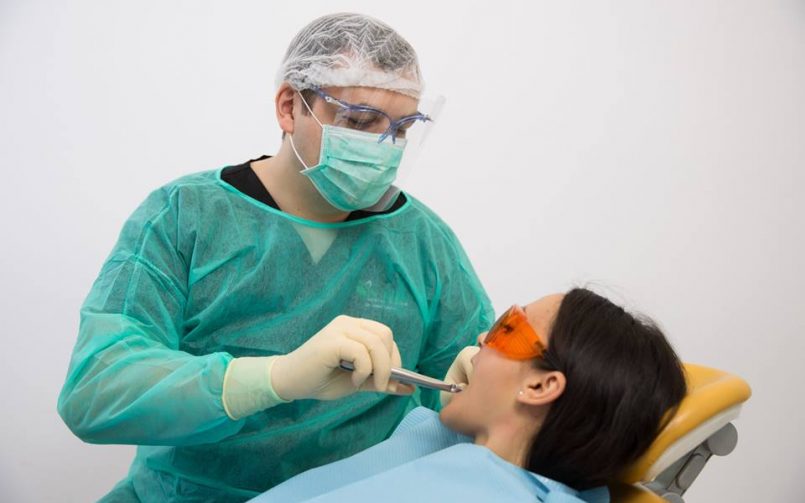 control realizat de medic stomatolog inainte de albirea dentara cu lampa zoom