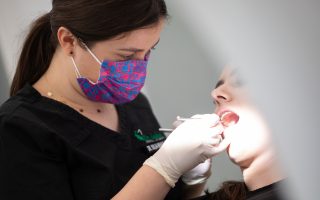 Aparatul dentar Safir VS. aparatul dentar metalic. Beneficii și avantaje