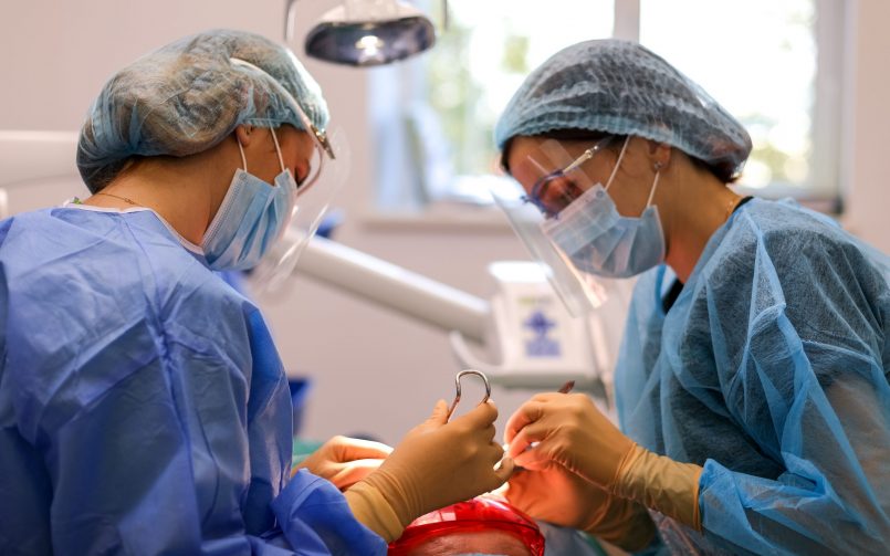 Parodontoza se vindeca cu tratament chirurgical realizat de catre medic stomatolog in stanga si in dreapta