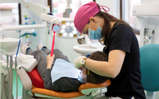 Ce înseamnă demineralizarea dinților și care sunt tratamentele recomandate?