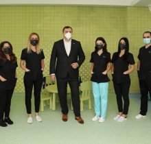 Dr. Ionut Leahu si echipa de la clinica stomatologica din Iasi, intr-o fotografie de grup, cu masti de protectie