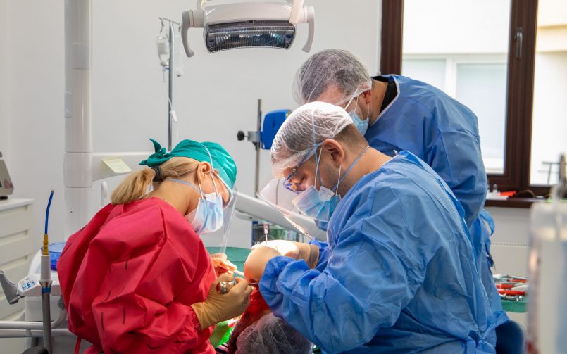 medici specialisti in interventie cu implant dentar