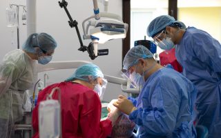 interventie chirurgicala echipa dr. leahu pentru beneficii implant dentar