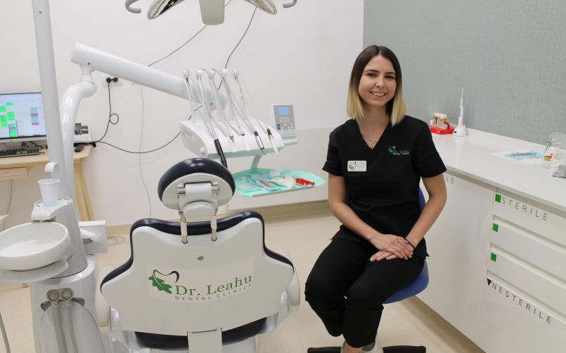 Dr. Bianca Girjoaba Clinicile Dentare Dr. Leahu in cabinetul stomatologic