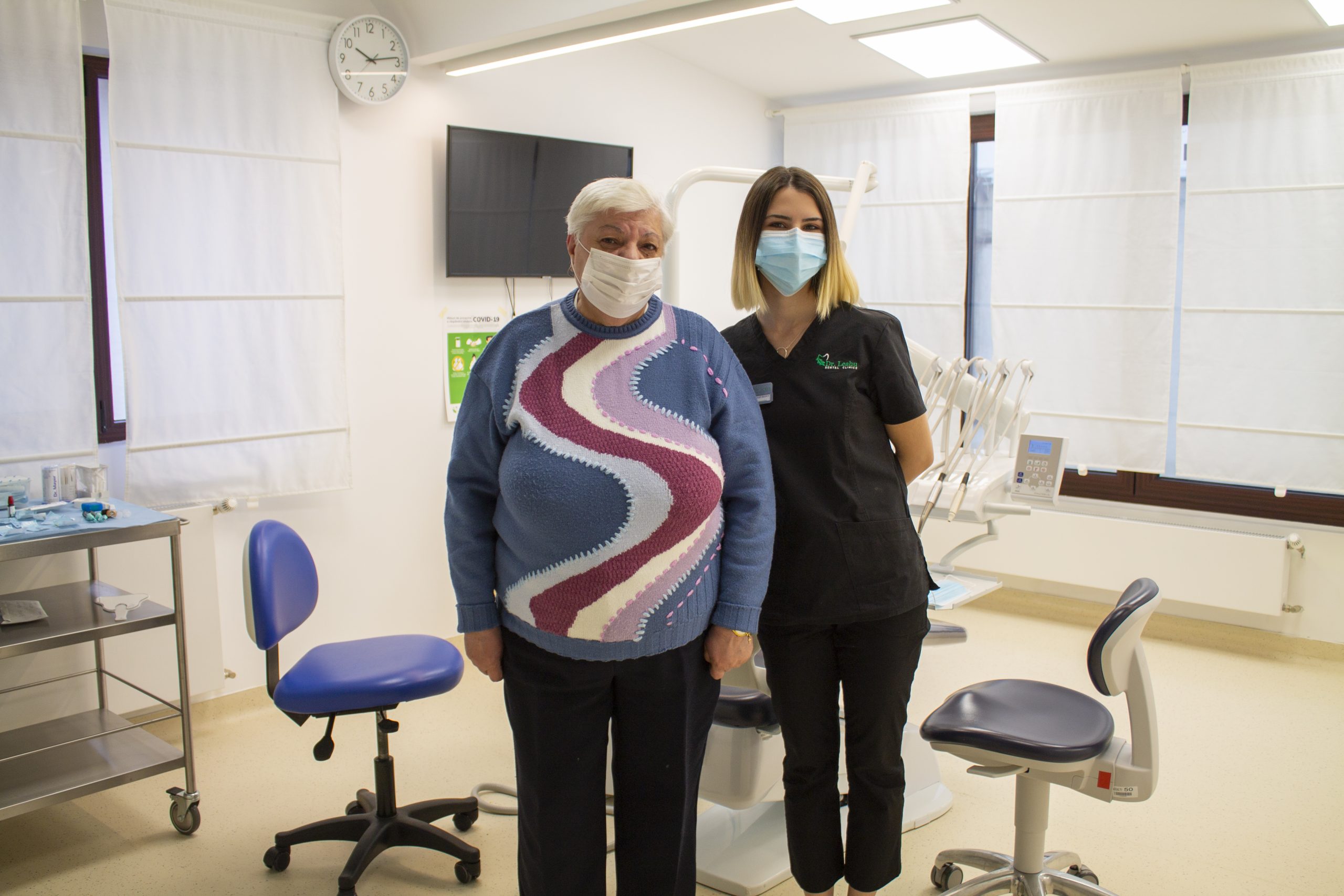 Dr. Bianca Girjoaba in dreapta si pacient in stanga in cabinetul stomatologic 