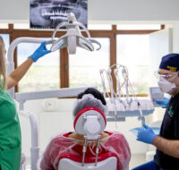 Pacienta in cabinetul stomatologic Dr. Leahu Sibiu, alaturi de medicul Ionut Leahu si asistenta