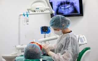 medic care realizeaza un tratament stomatologic pentru caria de colet