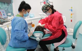 Dr. Laura Calin in dreapta, asistenta in stanga, in timpul unui control stomatologic