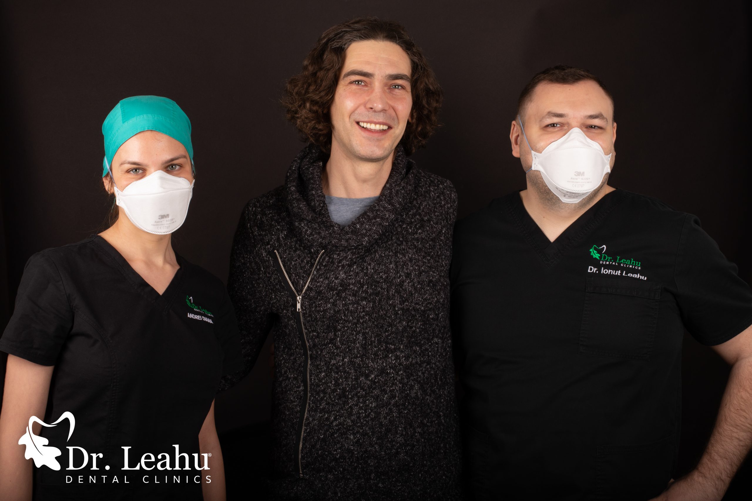 Dr. Diana Andrei in stanga, pacient in centru si Dr. Ionut Leahu in dreapta