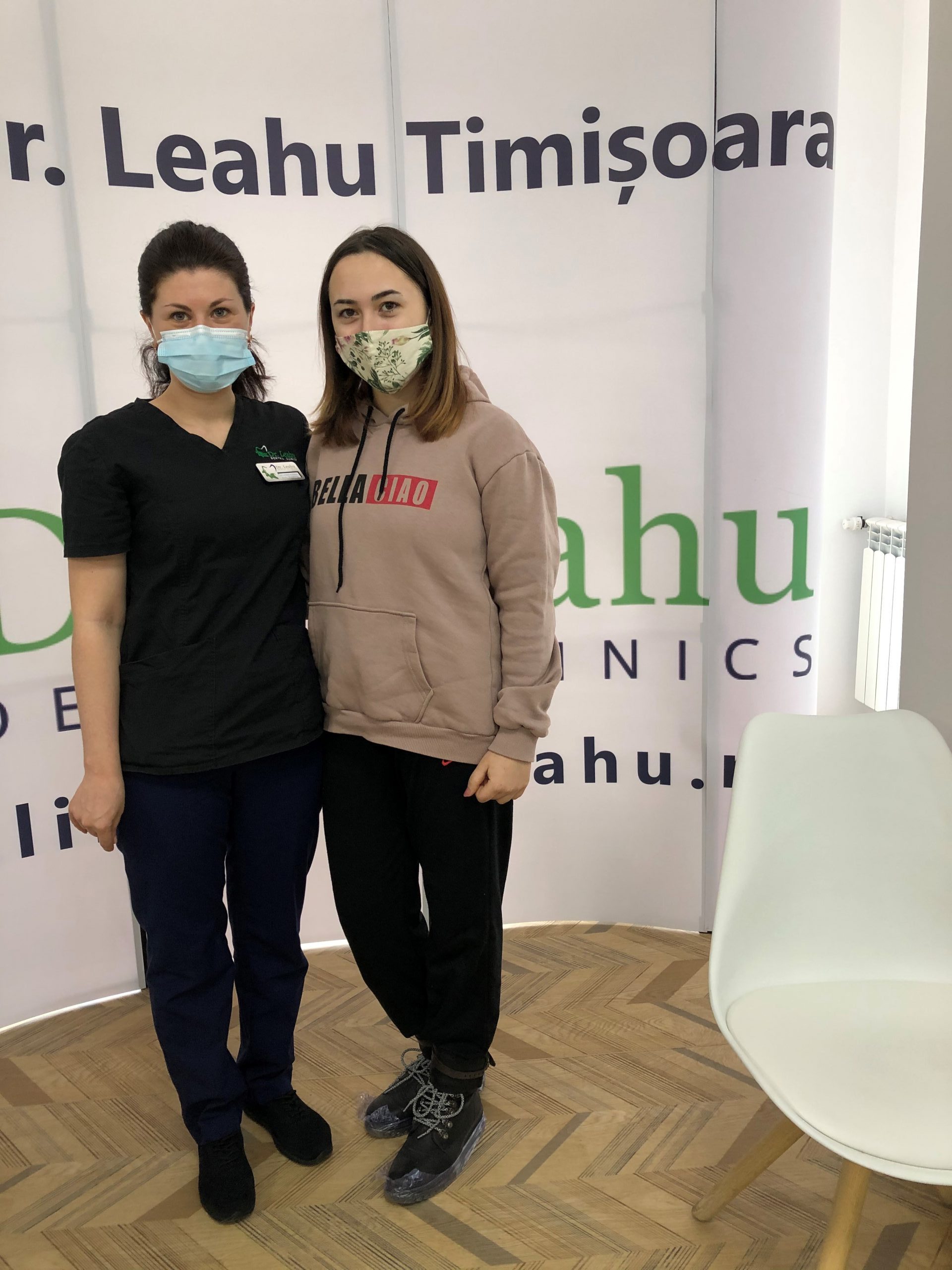 Dr. Elena Boaghe in stanga si pacienta in dreapta 