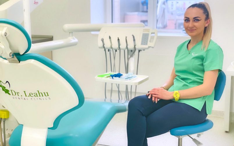 Luciana Cazacu, asistent medical pe scaun in cabinet Clinicile Dentare Dr. Leahu