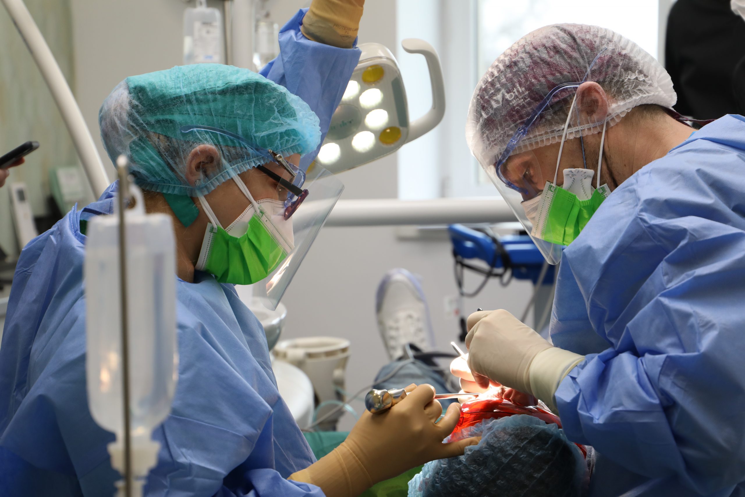 interventie cu implant dentar 2021 medic in dreapta si in stanga 