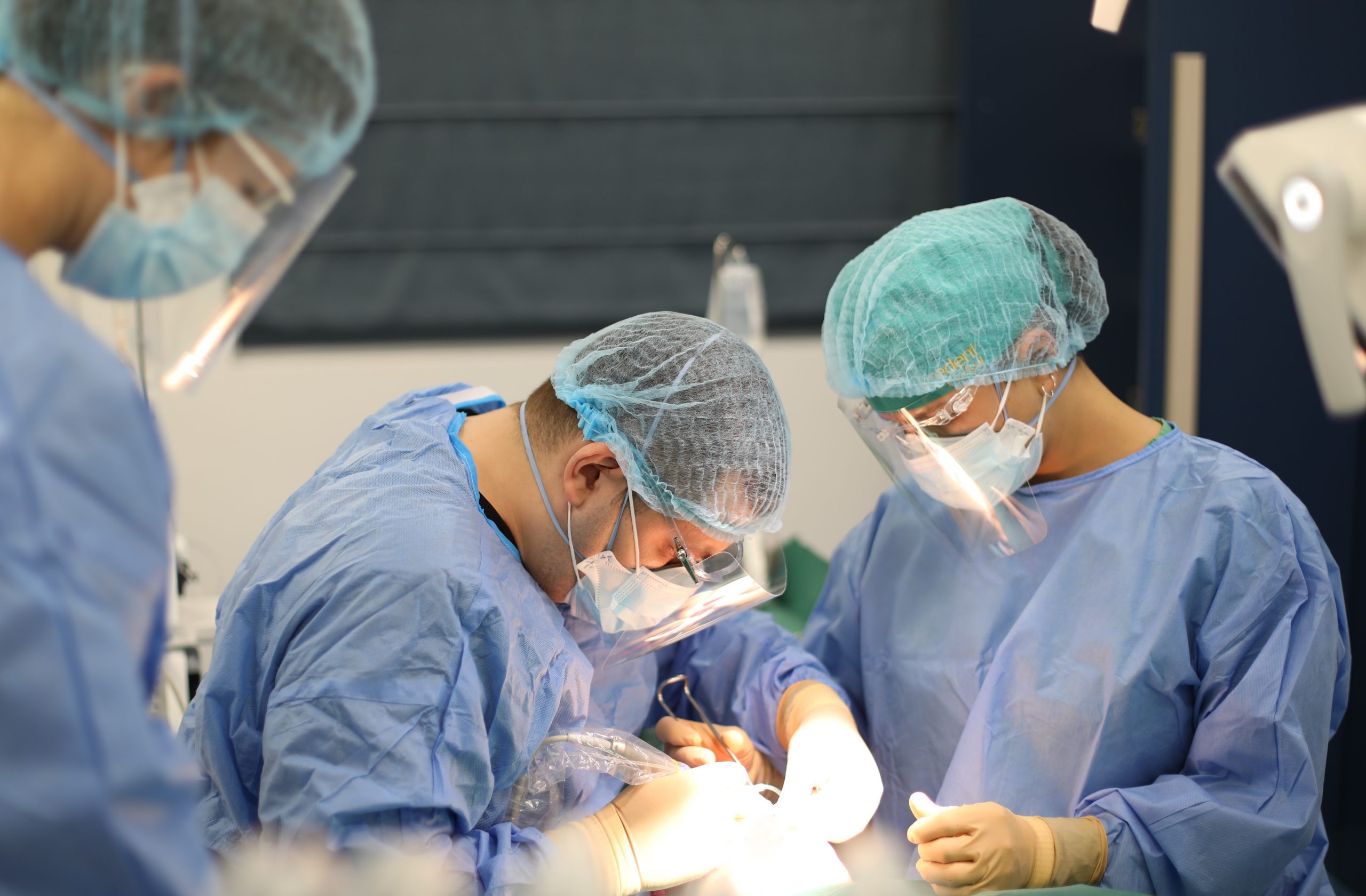 Intervenție cu implant dentar realizata de castre Dr. Leahu in stanga si asistenta in dreapta