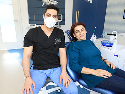 Dr. Misu Diga alaturi de pacienta sa în Centrul de Excelenta in chirurgie orala Dr. Leahu Caramfil 2