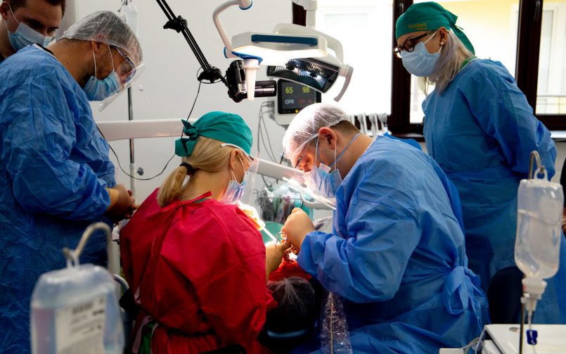 echipa medicala de chirurgie orala in timpul interventiei
