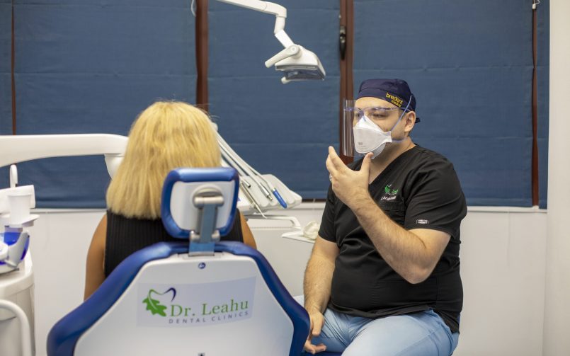 Dr. Ionut Leahu in dreapta pe scaun explicand pacientei din dreapta ce este diastema dentara