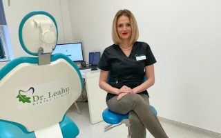 Dr. Denisa Pinzariu pe scaun in cabinetul de medicina dentara la clinica dr. leahu