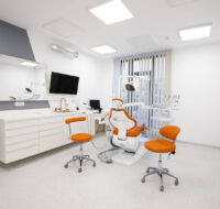 Scaun stomatologic portocaliu din Clinica Dr. Leahu Galați