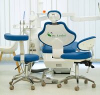 Scaun stomatologic albastru din Clinica stomatologica Dr. Leahu Galați