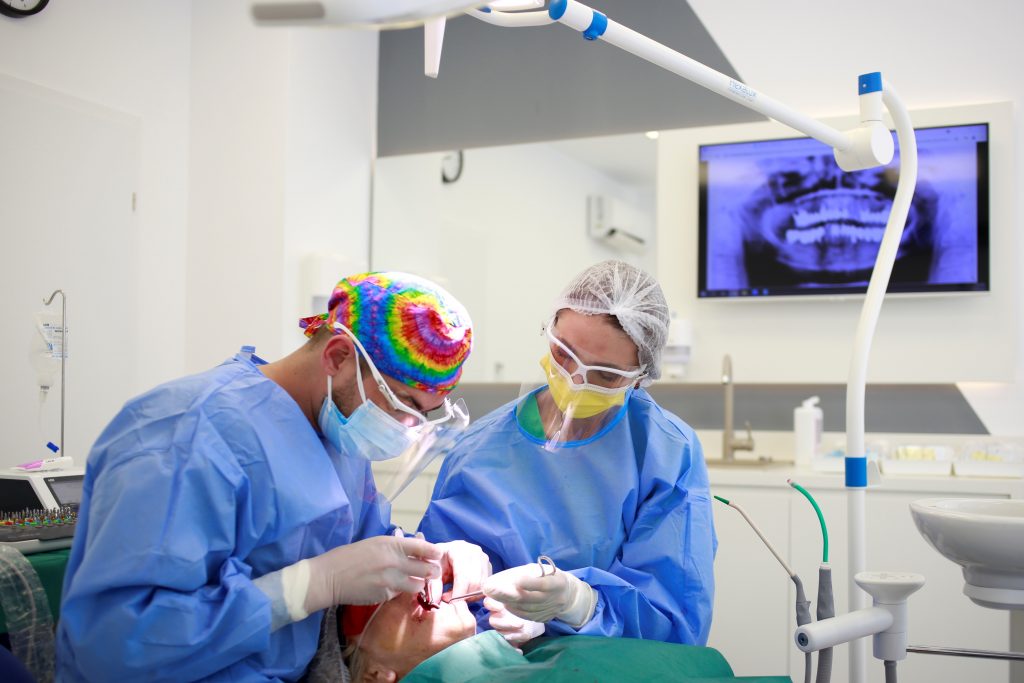 Dr. Marius Dobrincu si asistent medical in stanga in timpul interventiei chirurgicale