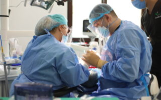 echipa medicala in timpul unei interventii stomatologice