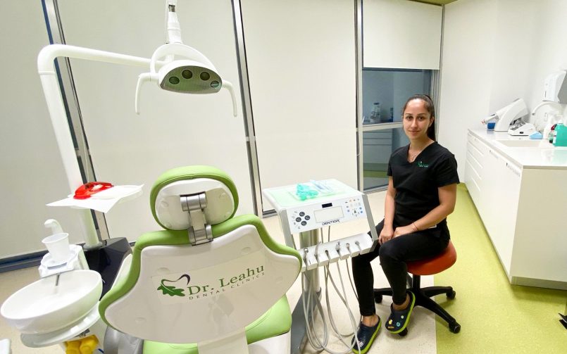 Dr. Carmen Pescu pe scaun in cabinetul stomatologic