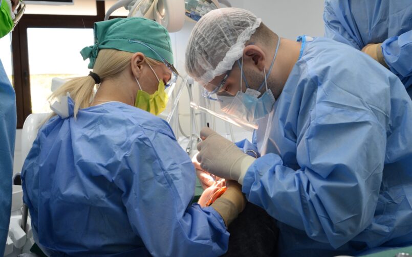 echipa medicala in timpul unei interventii cu implant dentar