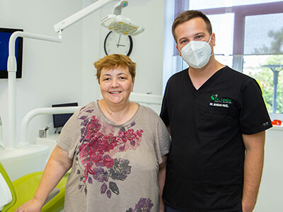 Dr. Bogdan Pavel alaturi de o pacienta din Centrul de Excelenta in Implantologie Dentara Dr. Leahu Rin Grand Hotel