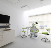 Cabinet stomatologic, scaun verde, in clinica dentara Dr. Leahu Cluj