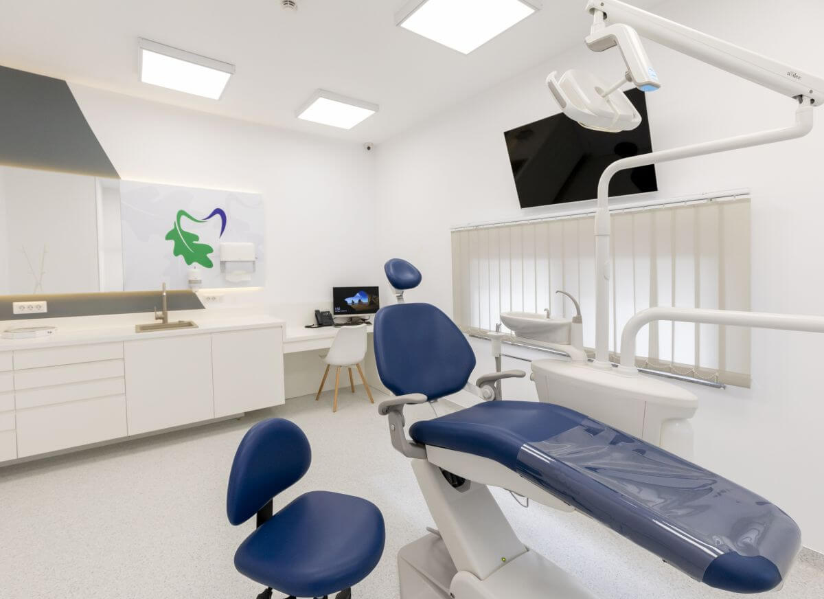 Cabinet stomatologic, scaun albastru, in clinica dentara Dr. Leahu Cluj