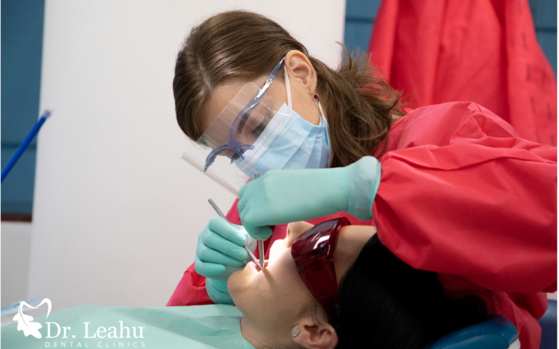 medic stomatolog in timpul unui tratament cu detartraj dentar